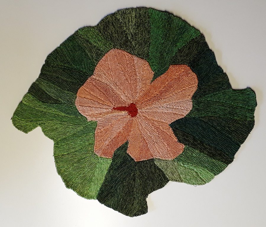 Gabriele Tippel - meine Hibiskusblüte in KlugeStrickArt Tischdekoration von Gabriele Tippel, eine rosa Hibiskusblüte mit grünem Hintergrund gestrickt in KlugeStrickArt