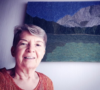 Gabriele Tippel -Portrait vor meinem gestrickten Bild Gabriele Tippel - hier sieht man mich vor einem meiner gestrickten Wandbilder